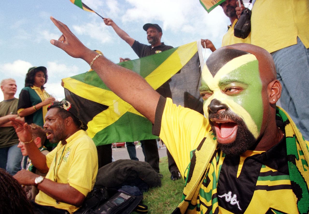 Las 4 victorias de Jamaica sobre México se han registrado en su capital, Kingston. La primera sucedió el 9 de abril de 1975 con marcador 3 – 1 en un partido amistoso. De hecho es la victoria más abultada para los jamaicanos, la única en que la diferencia fueron 2 anotaciones.