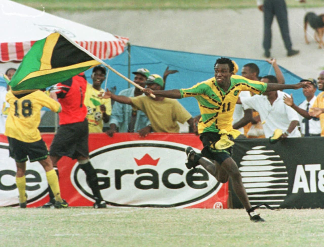 Entre 1995 y 97 Jamaica registró sus mejores resultados sobre México. En 1995 se impuso 2 – 1 en un amistoso celebrado en Kingston; un año después, 17 de noviembre de 1996 los jamaicanos ganaron 1 – 0 resultado que les dio el pase al Hexagonal final CONCACAF por un boleto mundialista; y un año después, el 16 de noviembre de 1997, dentro del Hexagonal, Jamaica sacó empate a cero.