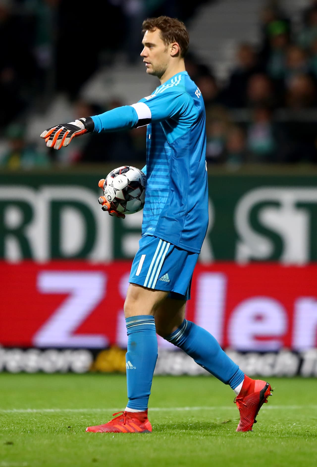 BREMEN, GERMANY - DECEMBER 01: Manuel Neur, goalkeeper of Muenchen in action during the Bundesliga match between SV Werder Bremen and FC Bayern Muenchen at Weserstadion on December 01, 2018 in Bremen, Germany. (Photo by Martin Rose/Bongarts/Getty Images)