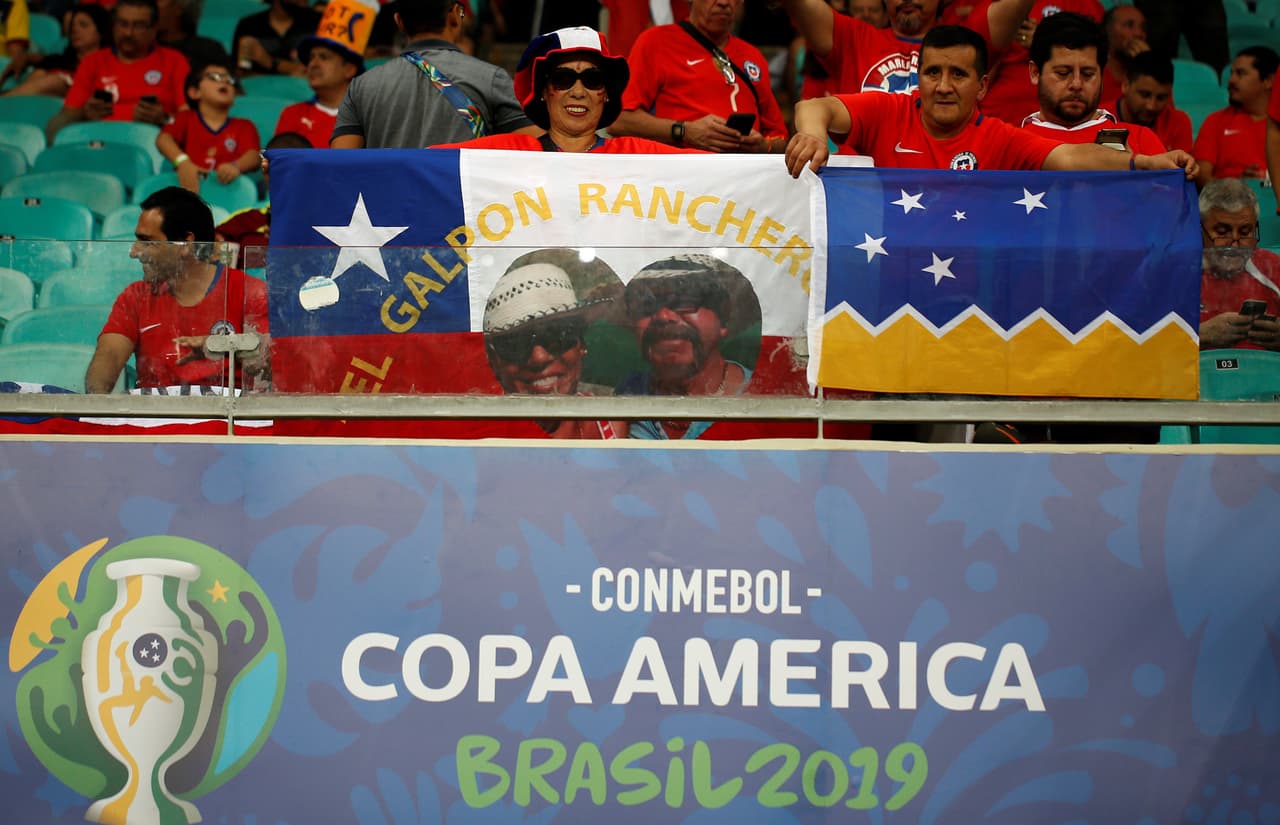 Los fanáticos chilenos se sienten locales en el partido contra la selección ecuatoriana por el Grupo C de la Copa América en la Arena Fonte Nova de Salvador.