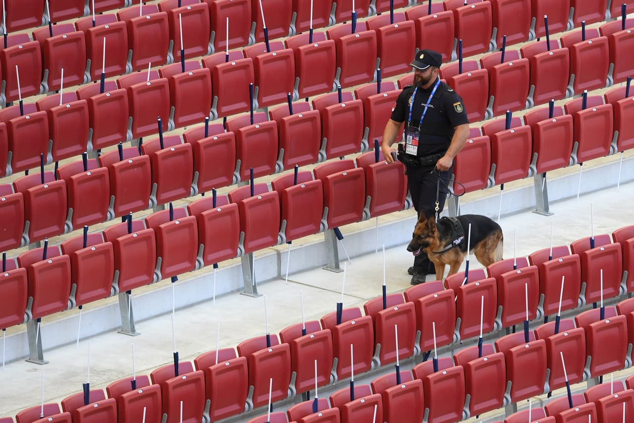 Desde muy temprano la Policía de Madrid se tomó el Estadio Metropolitano para mantener la seguridad de la Final de Champions League entre Liverpool y Tottenham. Se designaron cerca de 4.700 efectivos para el operativo en el escenario y sus cercanías, quienes han realizado inspección de las tribunas además de cacheos a los fanáticos que van llegando.