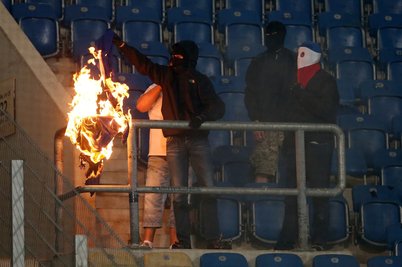 Se incendiaron butacas y banderas del enemigo Hertha.