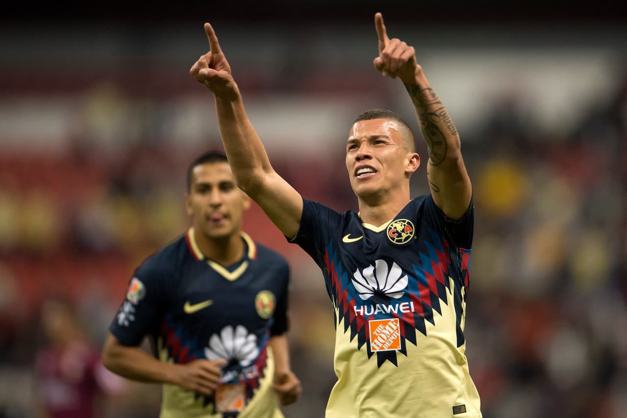 El mediocampista apareció por la banda derecha y con un potente remate de zurda mandó la pelota al fondo de la red. Un golazo de media distancia.