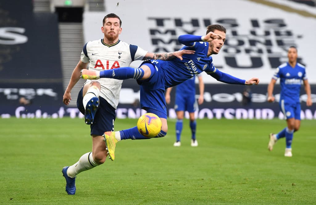 Leicester City se impone en casa del Tottenham y se lleva la victoria 2-0. Jamie Vardy fue el autor del primer gol al minuto 49 y un rebote en Toby Alderweireld, se convierte en autogol. Los 'Spurs' caen a la quinta posicion de la tabla, mientras que los 'Foxes' ocupan el segundo lugar en la Premier League.