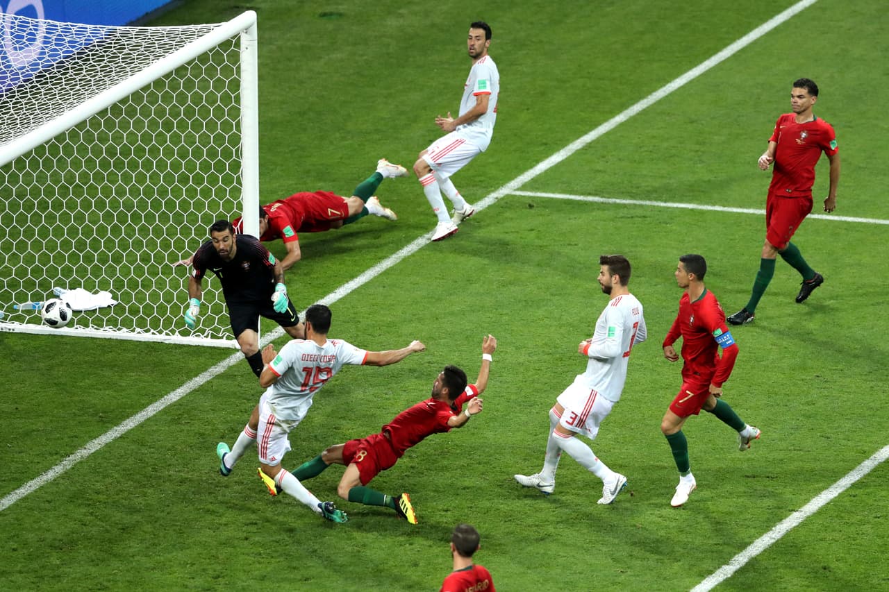 Fue así como a los 10 minuto del segundo tiempo apareció de nuevo Diego Costa. En una jugada de centro, cabeceó Sergio Busquets y el delantero definió al frente del arco.