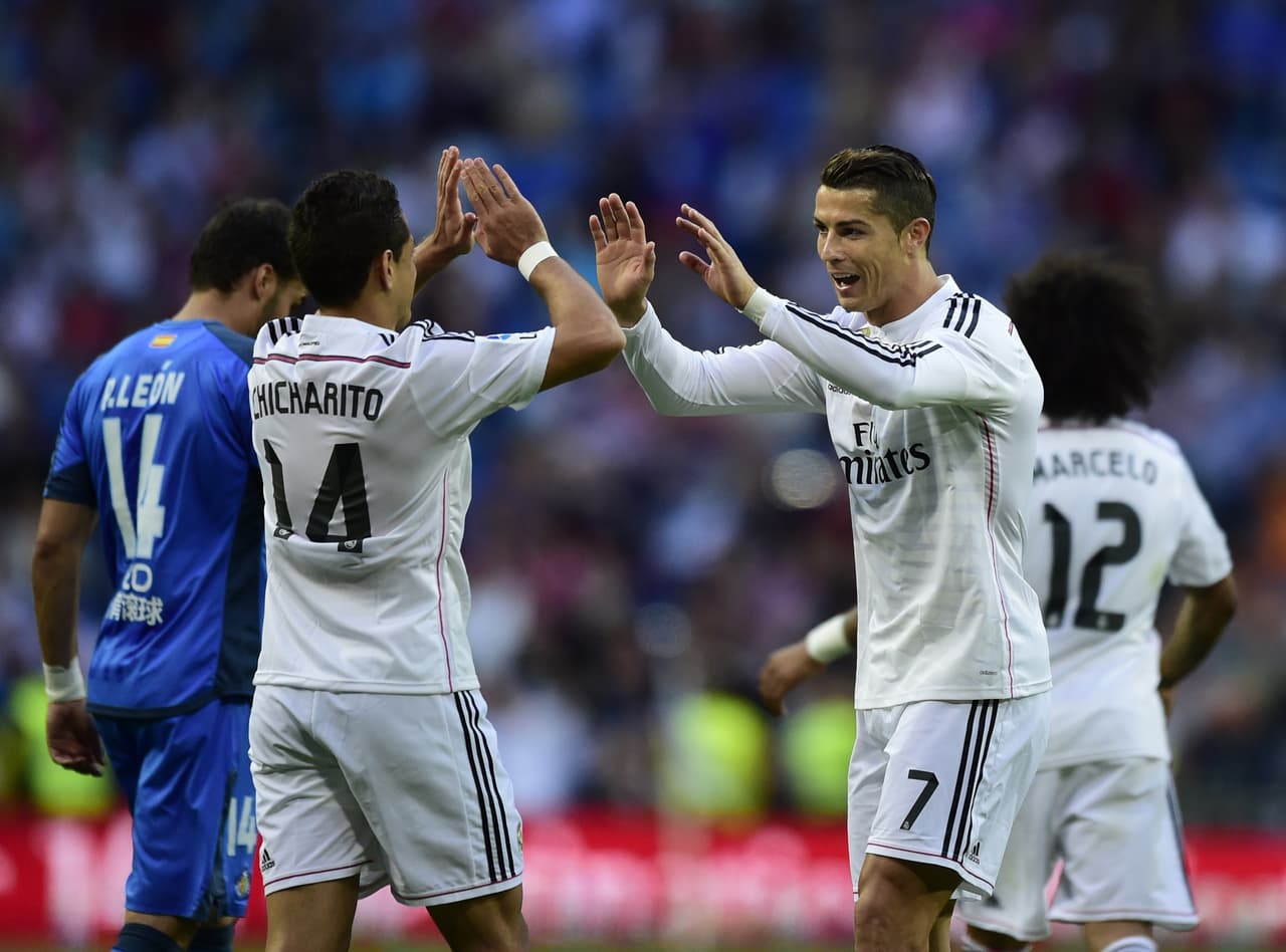 Cristiano Ronaldo, autor de 3 goles, celebra el de 'Chicharito.