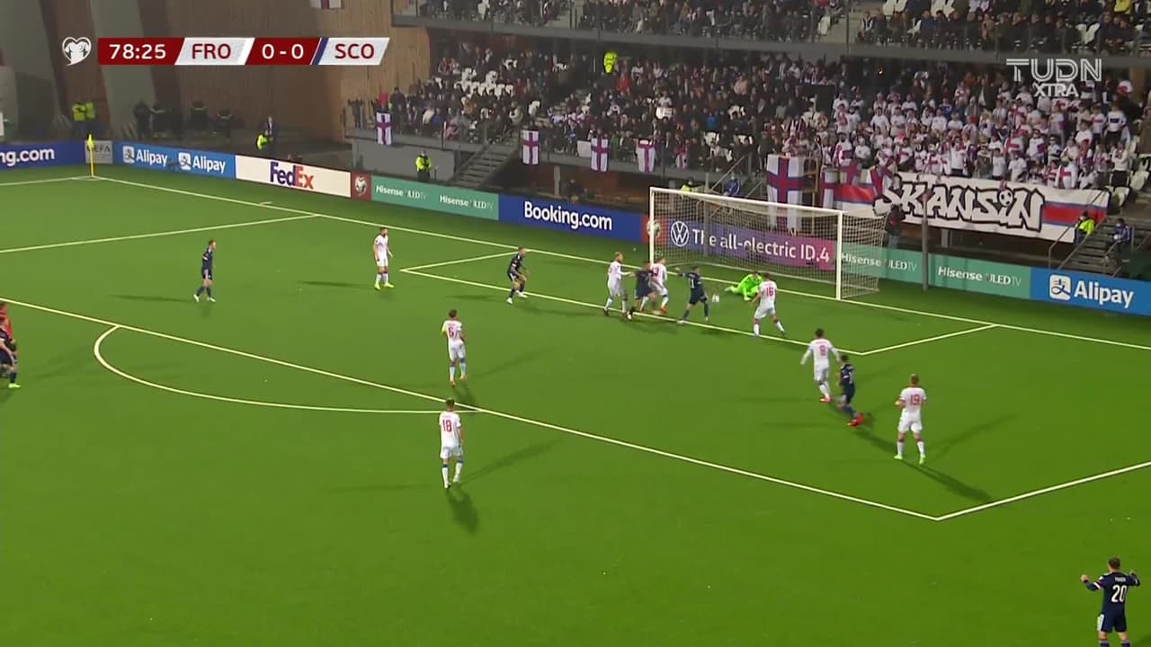 ¡TIRO ATAJADO! disparo por John McGinn.