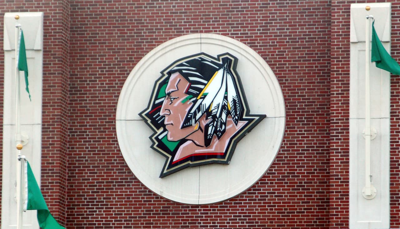 En 2012, luego de fuertes presiones de diversos grupos, la Universidad de South Dakota dejó de usar el nombre de Fighting Sioux para cambiarlo por FIghting Hawks.