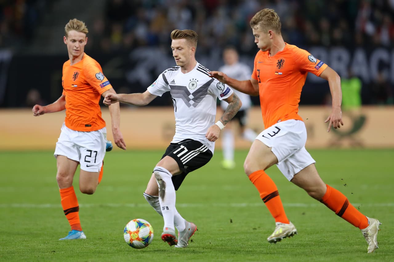 Alemania vencía 1-0 tras un gran primer tiempo pero Holanda mejoró con los cambios de Koeman y remontó en la segunda parte. Frenkie de Jong, Donyell Malen, Georginio Wijnaldum y un autogol de Jonathan Tah permitieron la remontada frente a los germanos que se adelantaron con gol de Gnabry y recortaron distancias gracias al penal bien ejecutado por Toni Kroos.