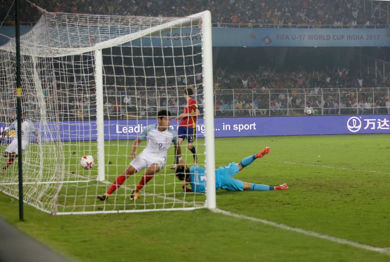 Ya en la segunda mitad, los ingleses segurían de largo. Gibbs, del Tottenham, ponia el 2-2 al minuto 58.
