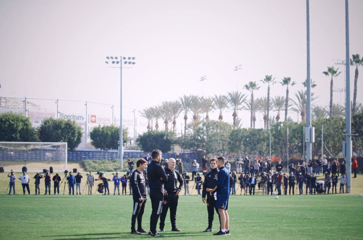 Así fue la llegada de Chicharito al entrenamiento de LA Galaxy