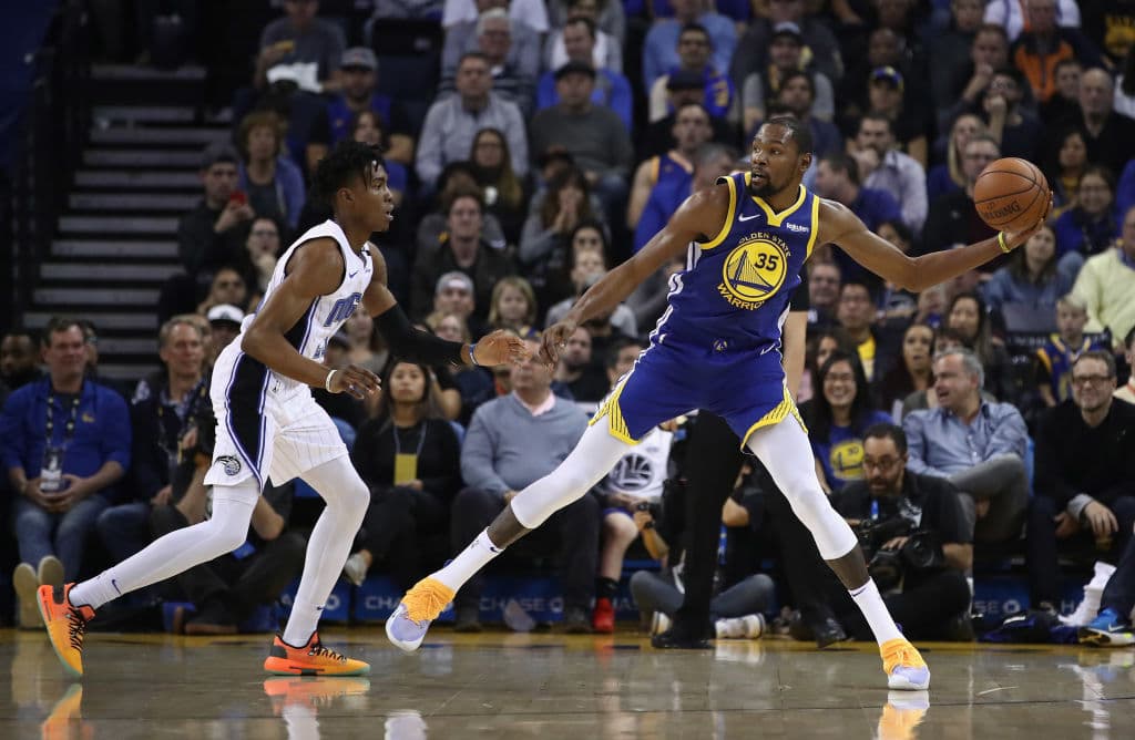 Pese a los 30 puntos de Nikola Vucevic, Kevin Durant se echó al hombro a Golden State para anotar 49 unidades y guiar a su equipo a conseguir un triunfo que parecía difícil minutos antes de darse.