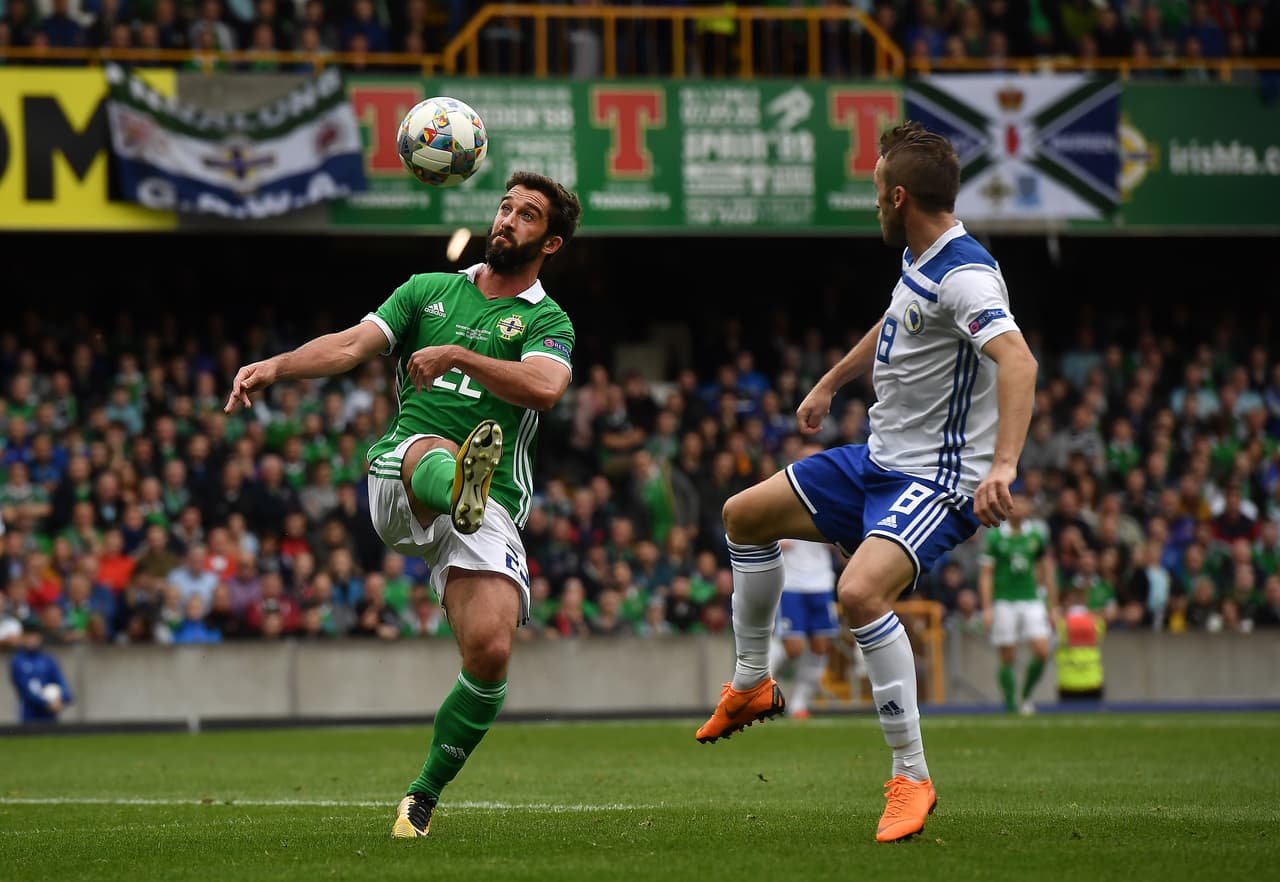 Al minuto 36 llegó el primer gol de los bosnios por intermedio de Haris Duljević a pase de Edin Dzeko desde la banda izquierda. El delantero antó con un toque sutil.