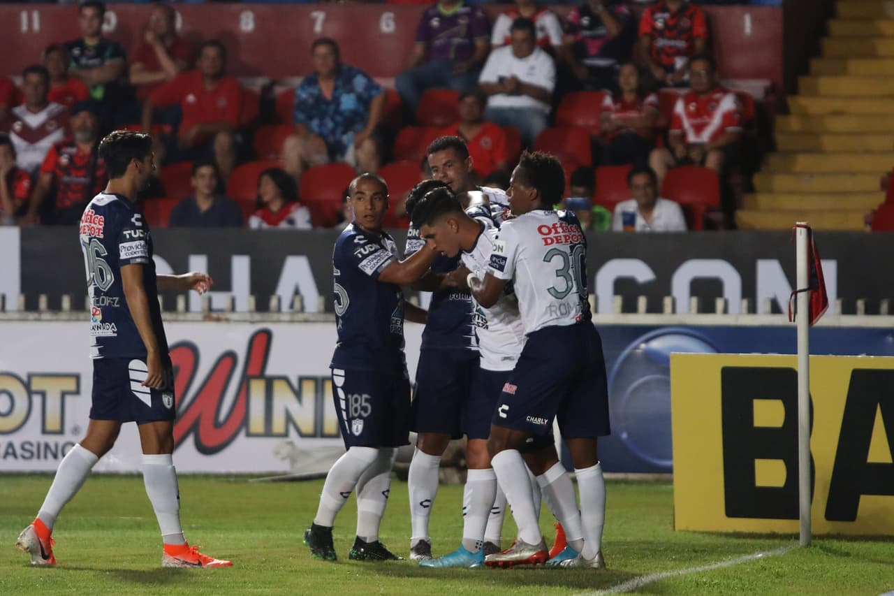 Franco Jara festejó el gol con sus compañeros