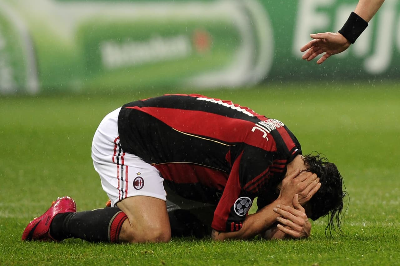 Al celebrar Zlatan agitó su brazo con tanta fuerza que el hombro se salió de su lugar lo que impidió que el jugador siguiera en cancha.