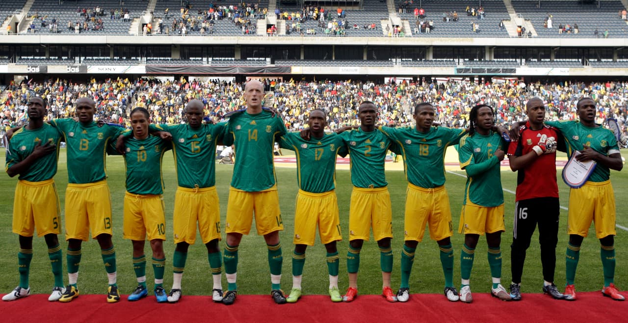 La selección nacional de futbol de Sudáfrica previo a un partido amistoso contra Polonia. Sudáfrica tardó décadas para recuperar la igualdad de raza. Es notoria la presencia de Matthew Booth, único jugador blanco seleccionado.