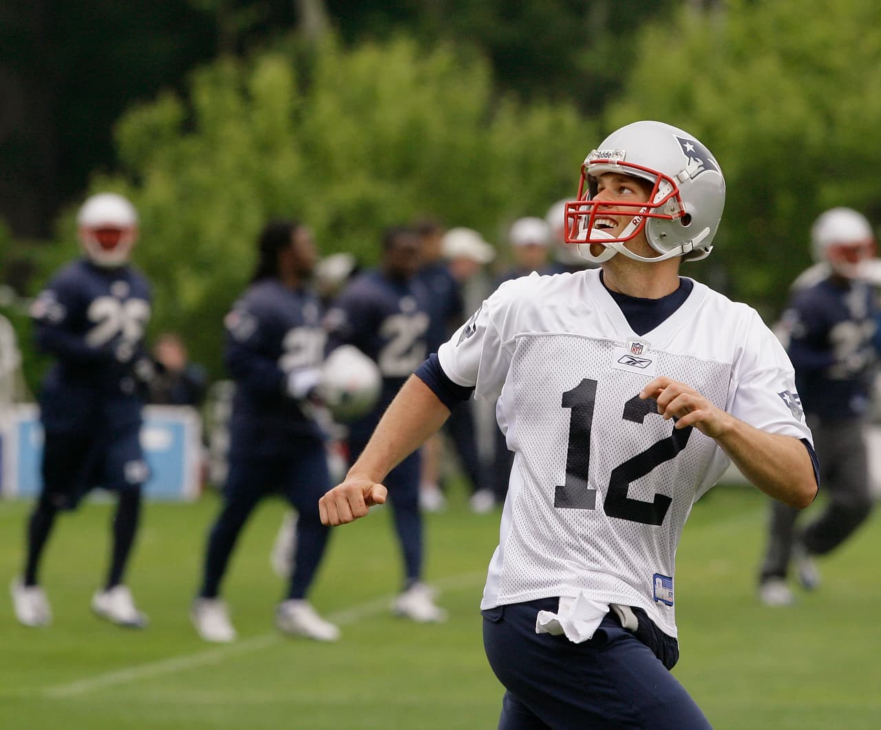 Las lesiones han sido un problema grave para los New England Patriots. Al grado que Tom Brady tiene que practicar como receptor, por si las dudas, lo malo del asunto es ¿Quién va a lanzar los pases?