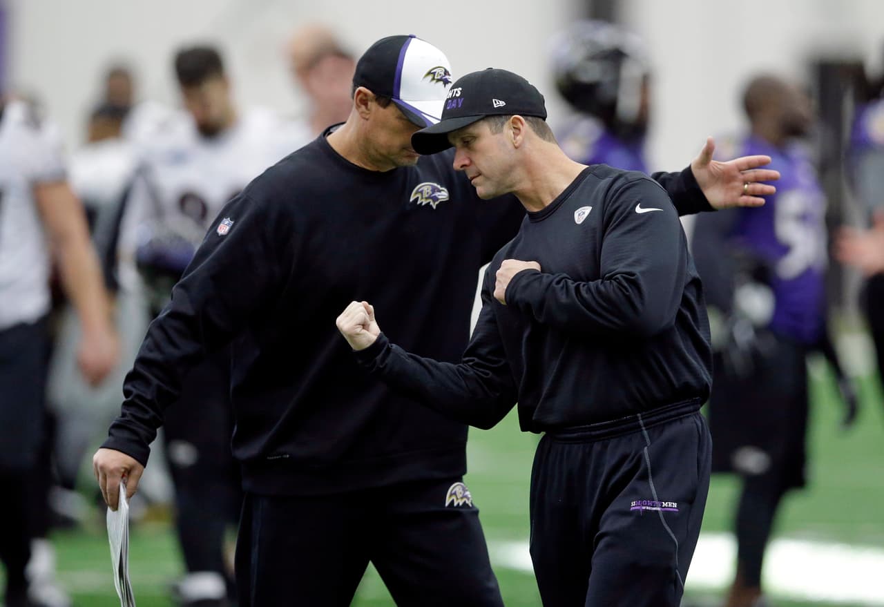 2015 fue un año muy complicado para los Baltimore Ravens. El coach John Harbaugh ha estado a nada de explotar, sin embargo sus asistentes, como Rick Dennison, tratan de calmarlo para que la cosa no llegue a los golpes.