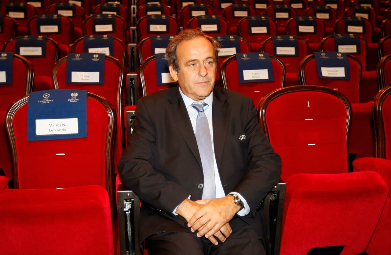 También para el francés Michel Platini fue un año trágico. Suspendido 8 años por un depósito ilegal que le hizo la FIFA. Lo malo no fue eso, sino que según Platini, nunca vio el dinero.