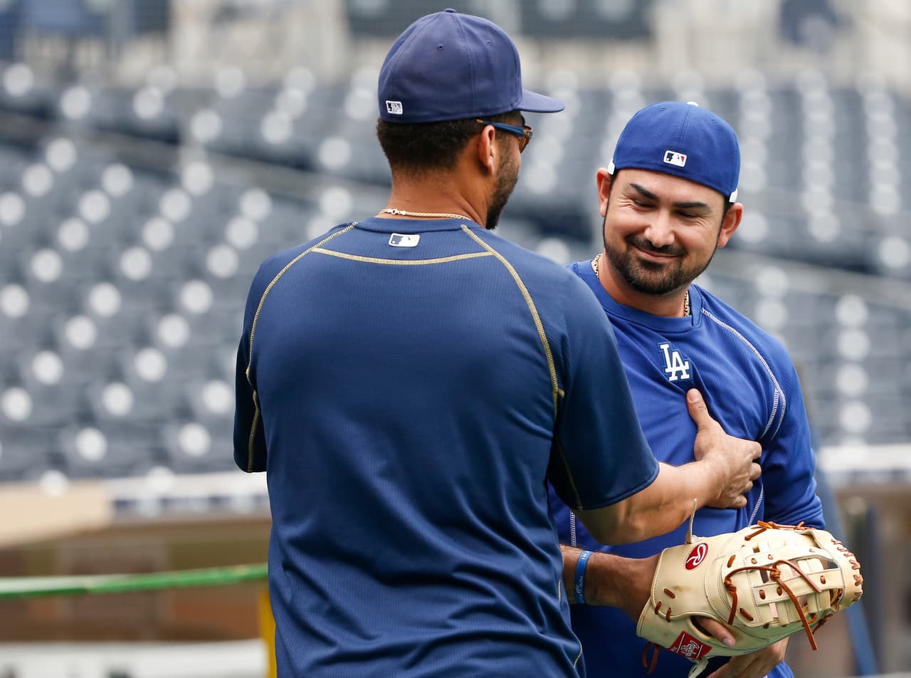Adrián González, primera base de Los Angeles Dodgers, juega un poco con Matt Kemp de los San Diego Padres, olvidando por un momento que “juego de manos es de villanos”.