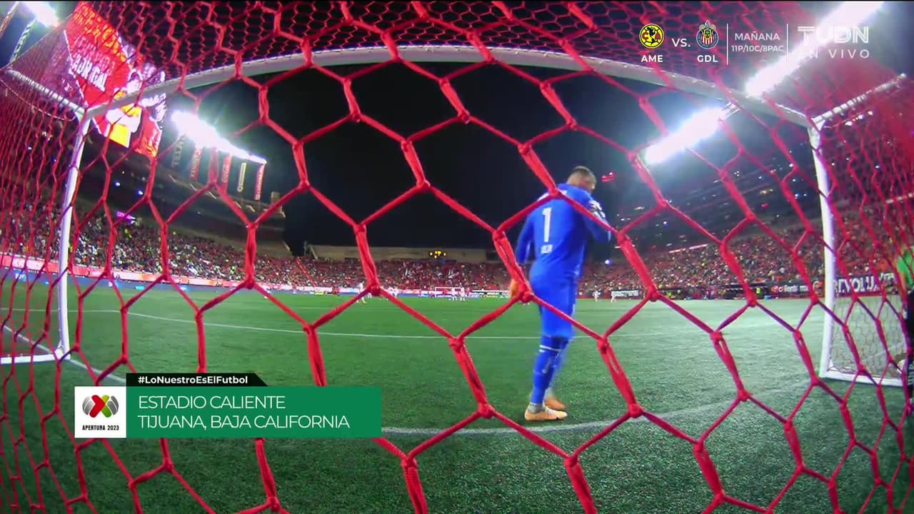 Arranca el partido y la pelota está en juego.