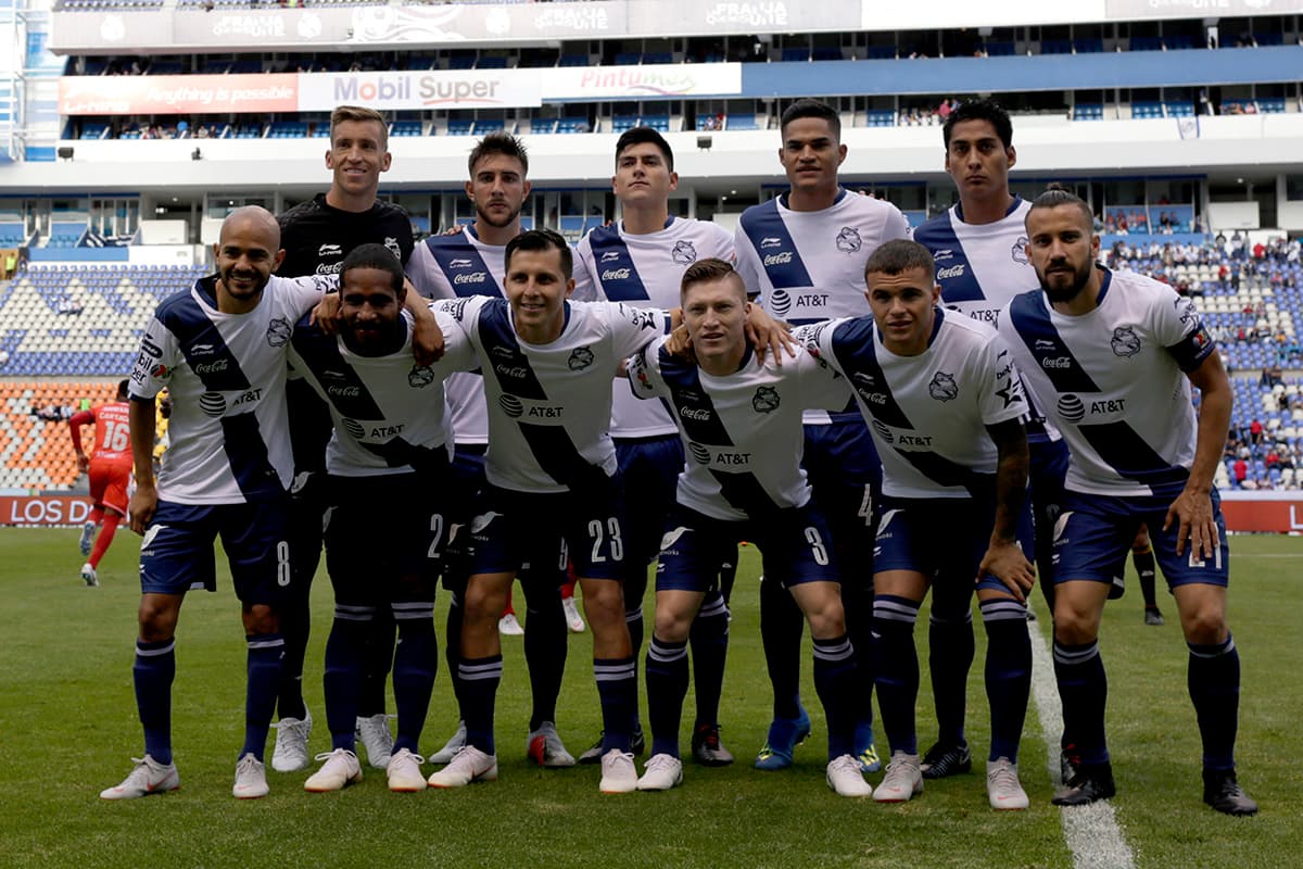 Los jugadores del Puebla posaron antes del inicio del juego.