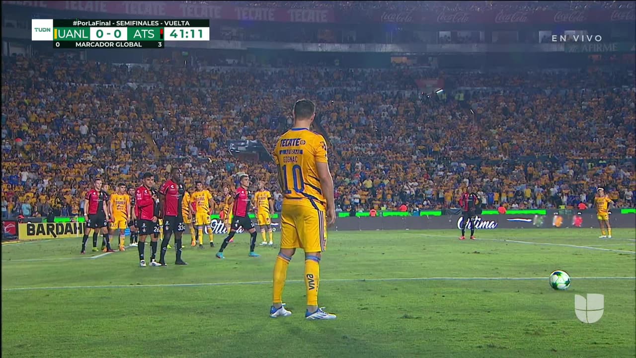 ¡TIRO ATAJADO! disparo por André-Pierre Gignac.