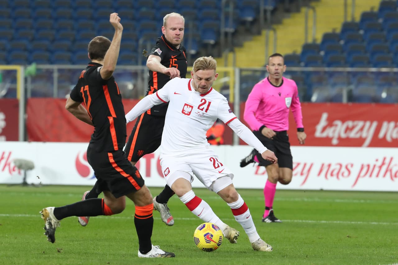 Los neerlandeses le dieron vuelta al partido sobre la recta final; ambos concluyen su participación en la justa europea. | Jozwiak (5’) abrió el marcador para Polonia. Depay (77’) igualó y Wijnaldum (84’) dio vuelta al marcador. Neerlandeses y polacos se despiden de la justa tras conseguir 11 y 7 unidades, respectivamente.