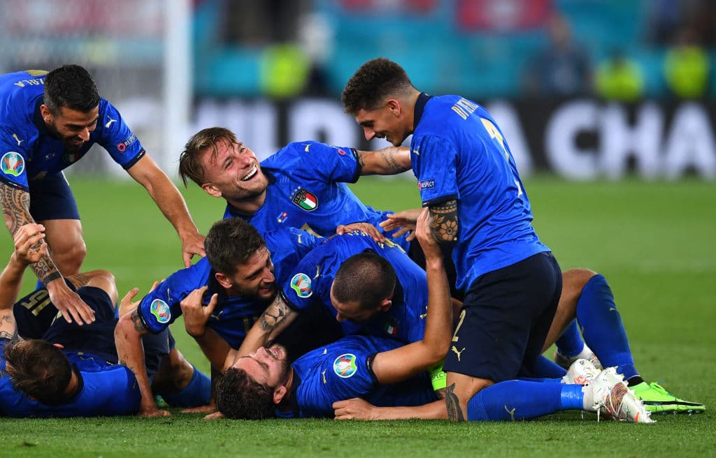 Italia golea a Suiza 3-0 y asegura ya su pase a octavos de final de la Euro 2020. Locatelli propinó un doblete, mientras que Immobile aportó un gol para su victoria. La escuadra 'Azurra' no ha recibido goles desde el 14 de octubre del 2020.