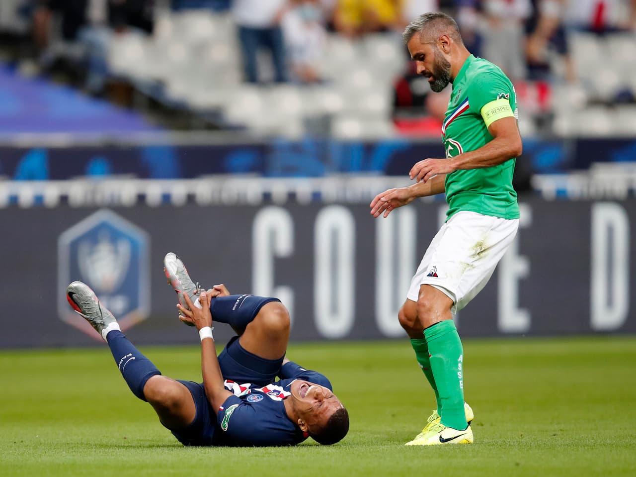 PSG ganaba por la mínima St Etienne por la Copa de Francia. Perrin entró fuerte sobre el pie derecho del francés cuando PSG se lanzaba al ataque. Se armaba la bronca en el terreno de juego y Perrin salió expulsado (31’). Kylian fue atendido dentro de la cancha y tuvo que dejar el partido entre lágrimas. Medios franceses afirman que Mbappé sufrió un esguince en su tobillo derecho.