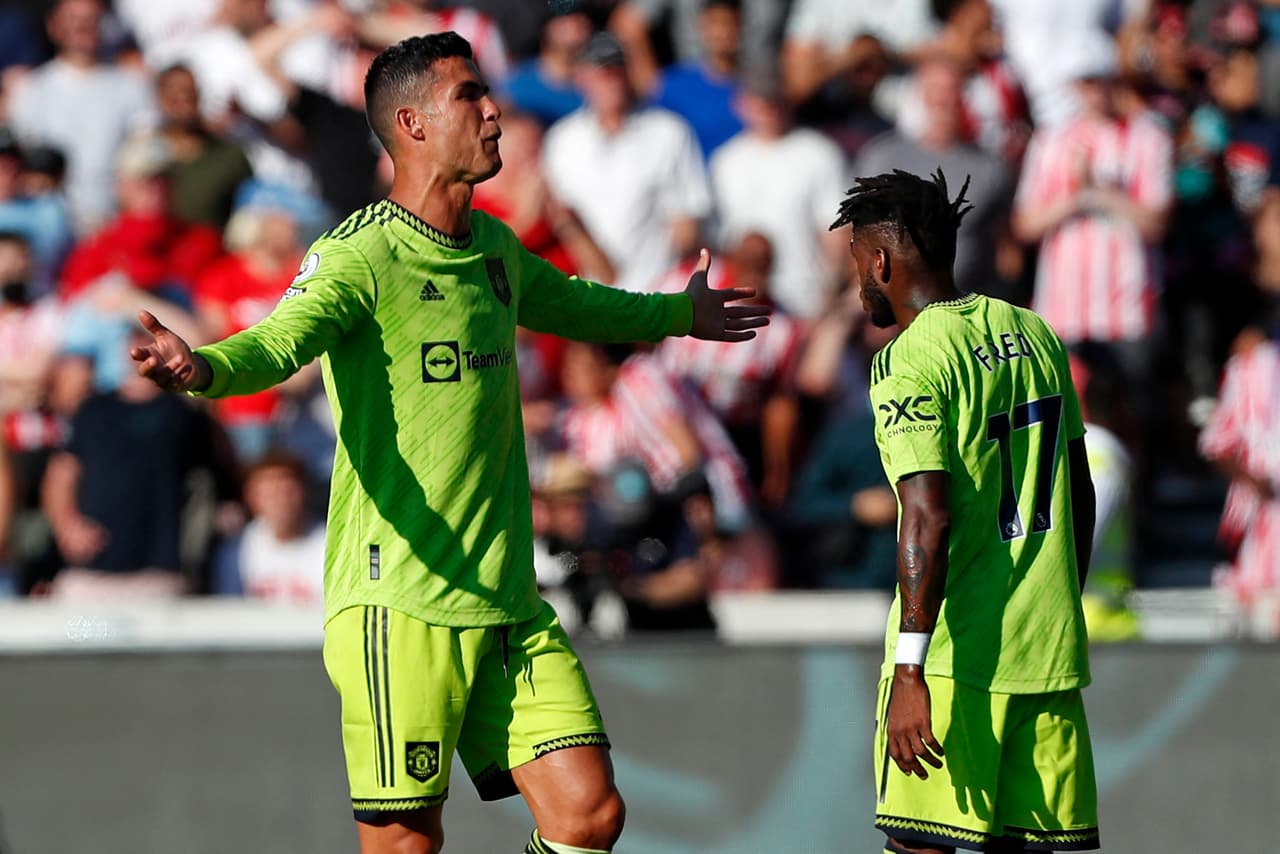 Brentford goleó 4-0 al Manchester United en la Jornada 2 con goles de Josh Dasilva, Mathias Jensen, Ben Mee y Bryan Mbeumo; su primera victoria sobre los Red Devils desde 1938.
