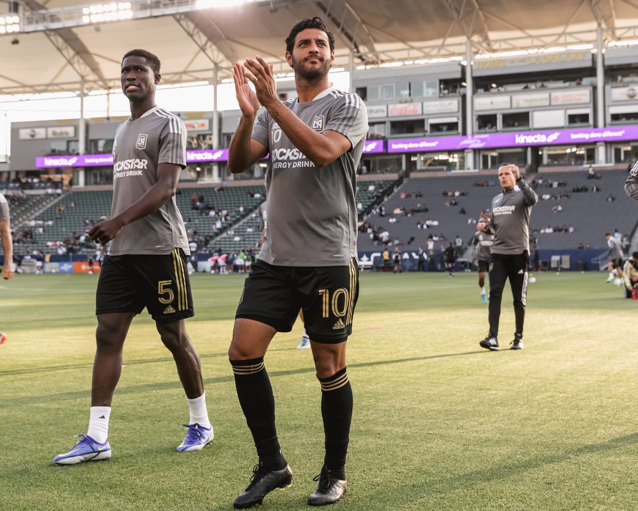 Carlos Vela se va lesionado del "Tráfico" contra el Galaxy