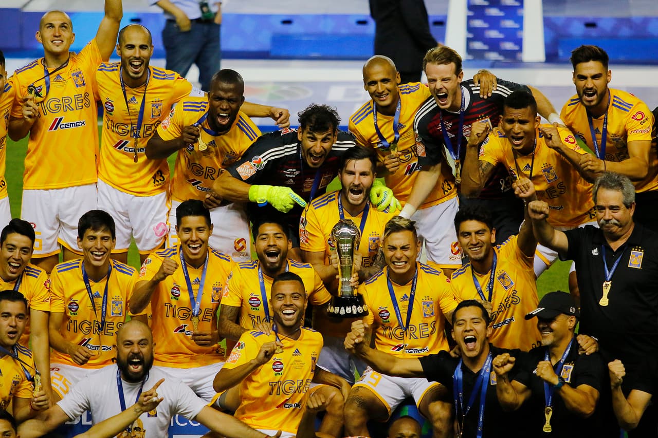 ¡Tigres se proclama Campeón del fútbol mexicano! Los felinos regiomontanos cosecharon su séptimo título de la Liga MX y se cuelan, aunque muchos se sigan negando a aceptarlo, entre los grandes del balompié azteca. Luego de superar en una Final de un solo gol a los Esmeraldas del León, así se dieron los festejos de los Tigres en patio ajeno, imágenes para el recuerdo y que hay que darse un tiempo para echarles un ojo, sobre todo la fiel afición de los felinos regios.