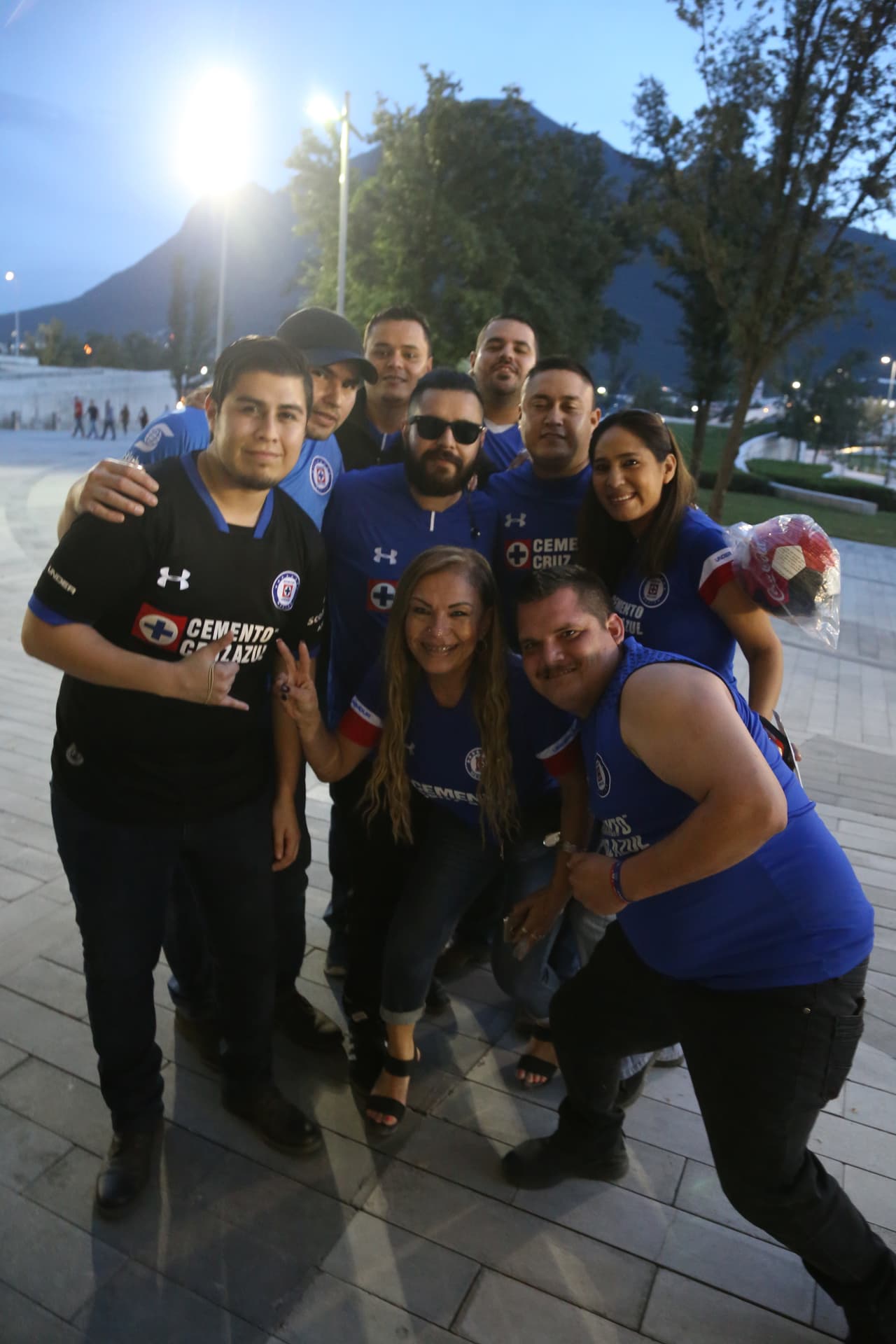 Entre optimismo y maquillaje los aficionados de los dos finalistas esperaban salir del BBVA con una sonrisa porque su equipo acabó como el campeón del torneo.