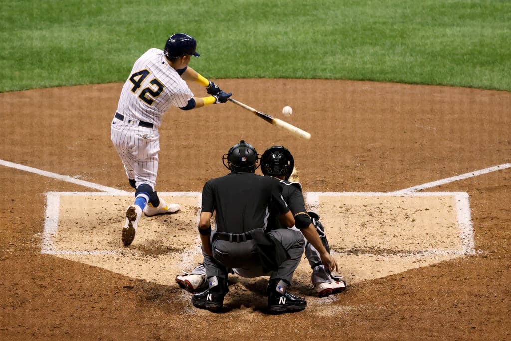 Luis Urías pega par de imparables en victoria de Brewers