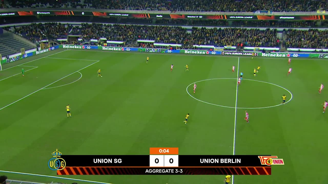 Arranca el partido y la pelota está en juego.