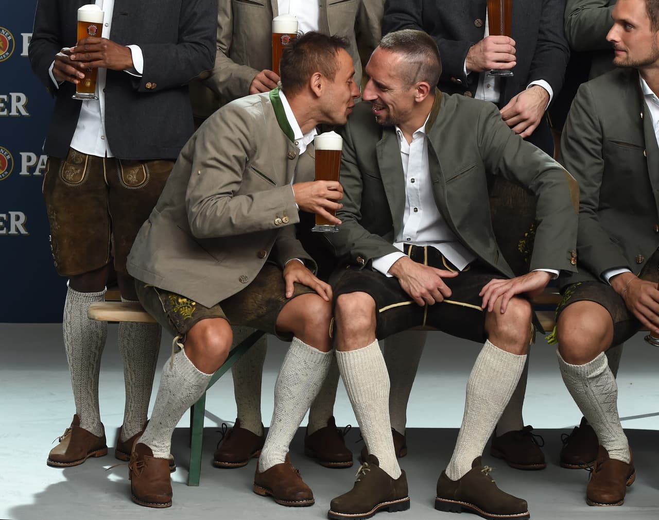 Tras vencer 5-0 al Rostov en Champions League, el conjunto bávaro se tomó su característica foto oficial con pantalones de cuero promoviendo el Oktoberfest. Durante la sesión fotográfica se apreció el gran ambiente que se vive en el vestidor del Bayern Munich.