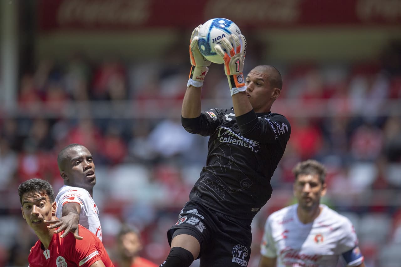 Buena atajada de Gibran Lajud de los Xolos.