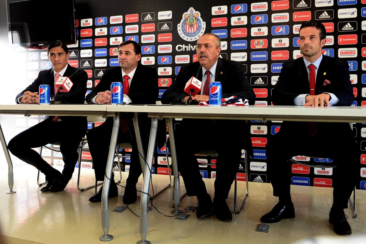 En el plano deportivo también se han presentado algunos momentos difíciles como la inestabilidad directiva en Chivas con constantes cambios de presidentes y directores deportivos.