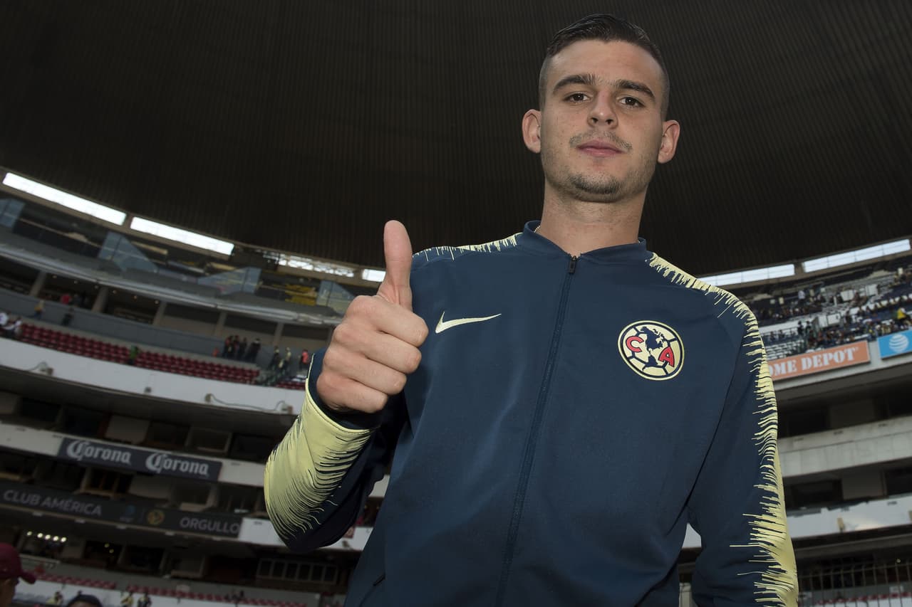 El colombiano Nicolás Benedetti llegó como refuerzo de América y podría debutar contra Necaxa en la Copa MX para demostrar las cualidades con las que espera ser ídolo en las 
<i>Águilas</i>.