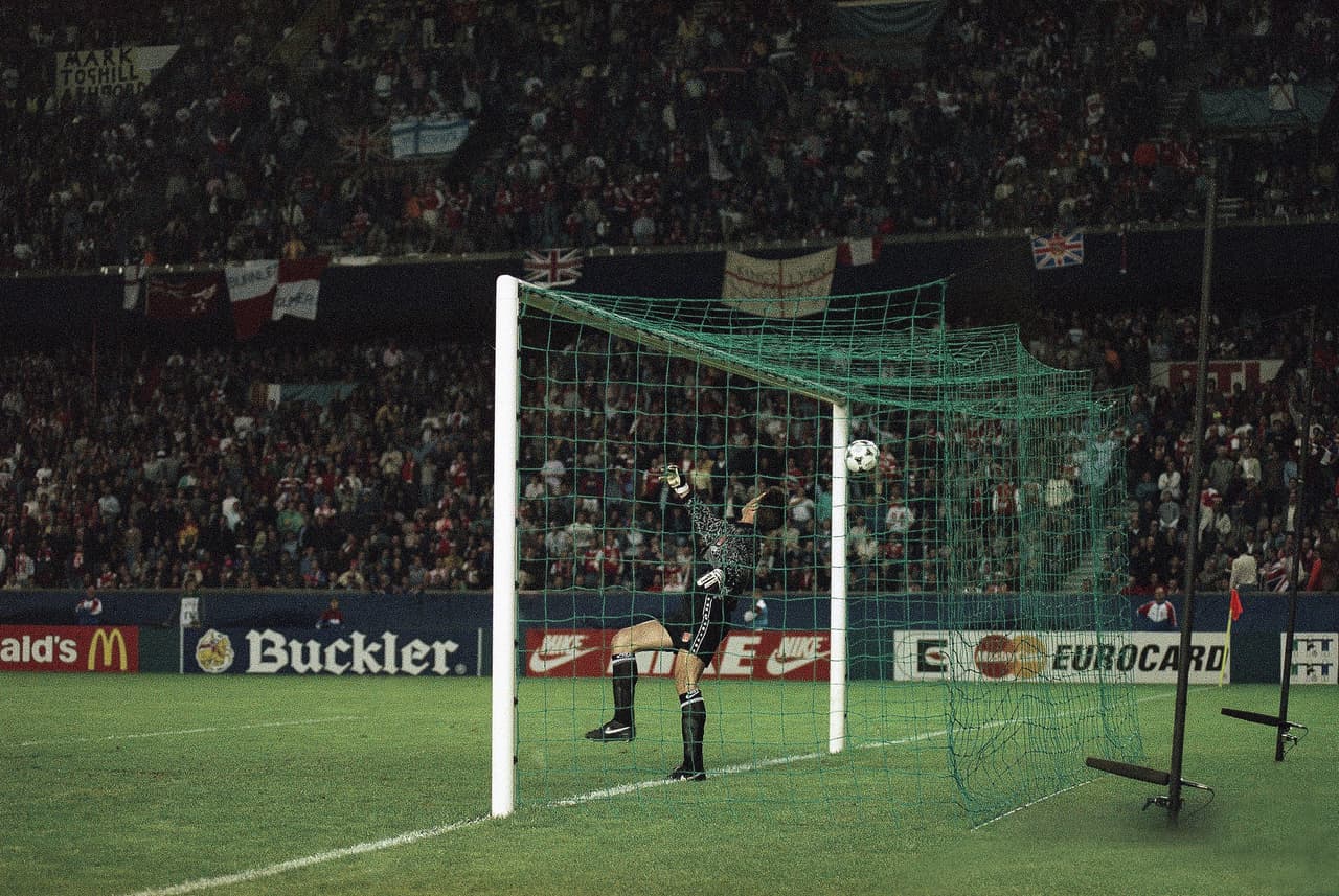El partido estaba igualado 1-1 y el remate del jugador español sorprendió al arquero David Seaman que vio resignado entrar el balón ante la impotencia e incredulidad de los 'gunners'.