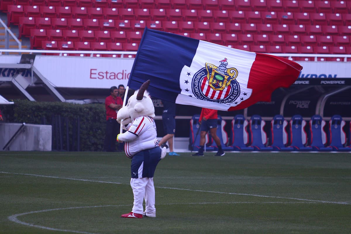 La mascota de Chivas estuvo lista para el recibimiento a los fanáticos y jugadores.