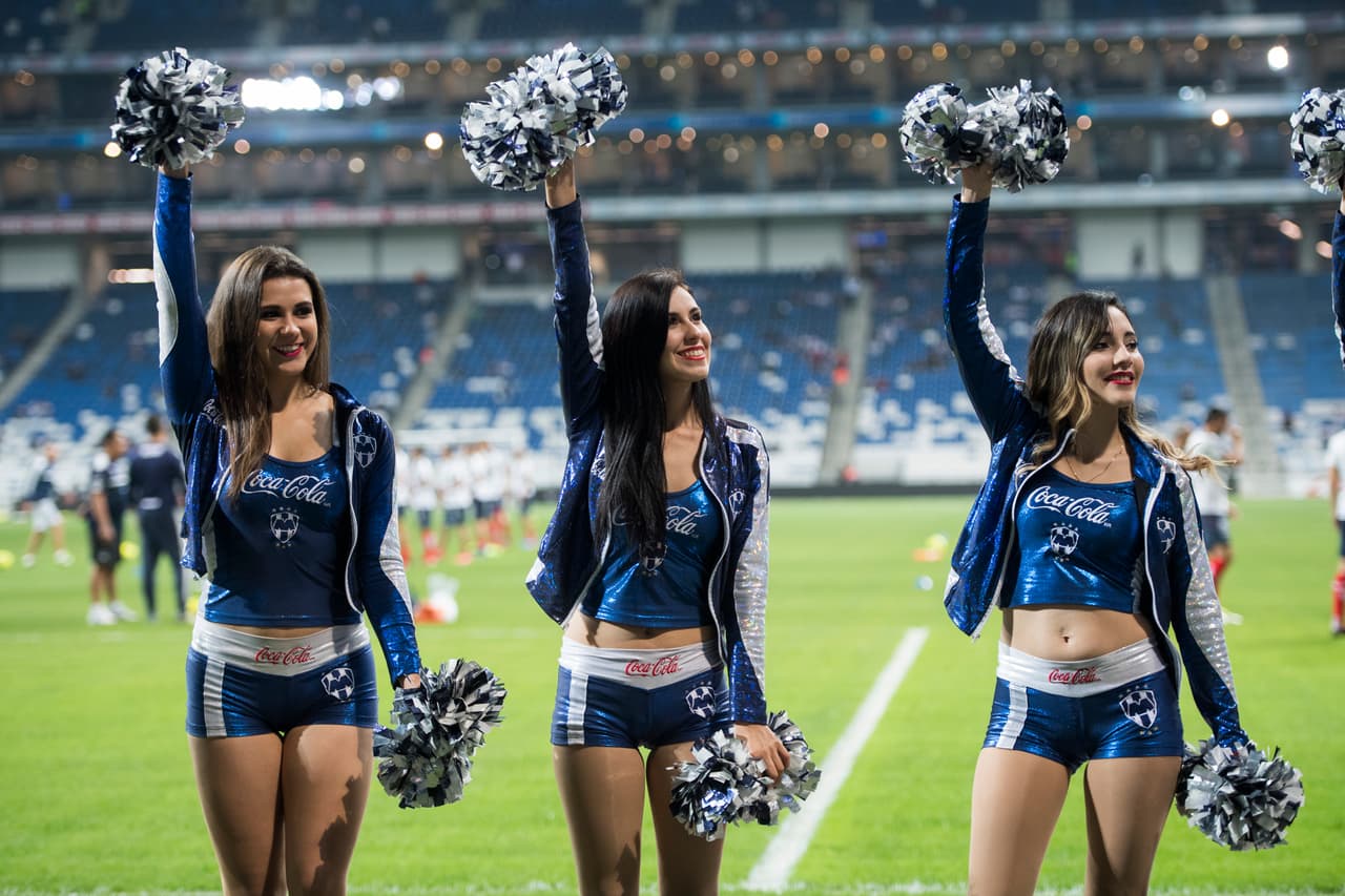 El inicio del partido estuvo animado por las bellas porristas de Rayados que encantaron a la tribuna.