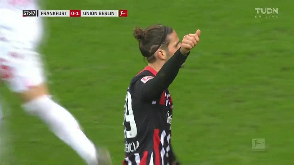 Tiro desviado de Gonçalo Paciência