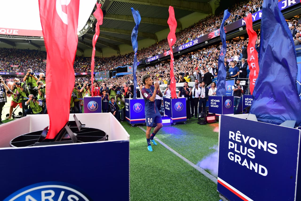 Neymar se mostró emocionado por la recepción que le dieron los fanáticos del PSG, su nuevo club.