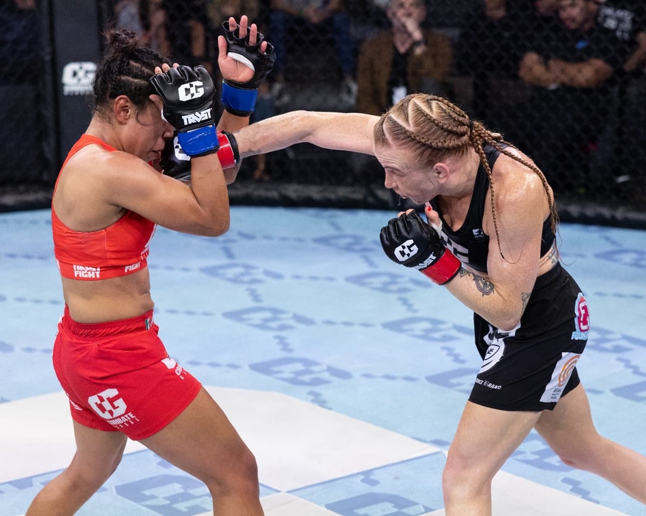 Kayla Hracho es la peleadora del momento en la división del átomo en Combate Global