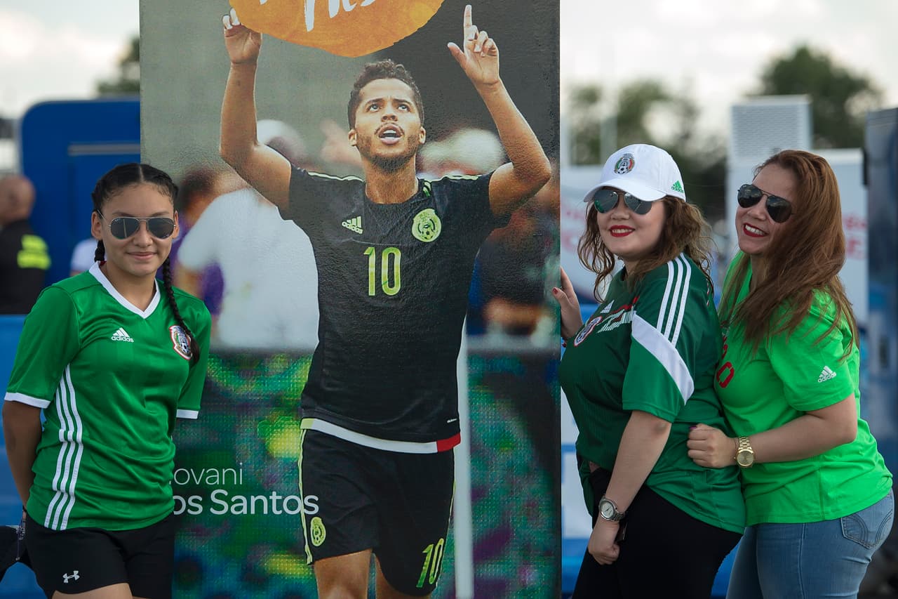 Cuernos, máscaras de lucha libre, maquillaje, banderas y disfraces fue sólo un poco del folclor vivido durante el partido amistoso del Tri.