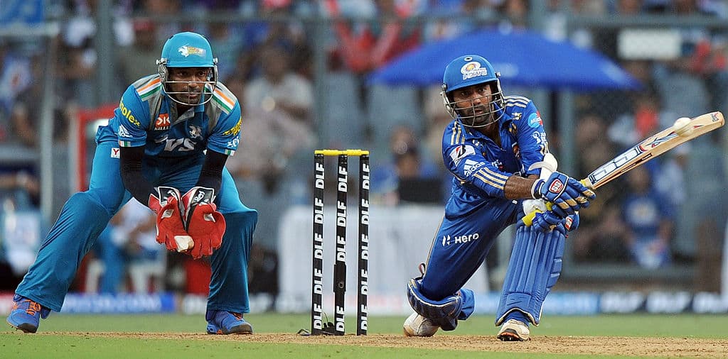 Su fortuna alcanza los $71 billones de dólares y es dueño de los Mumbai Indians, un equipo de cricket.