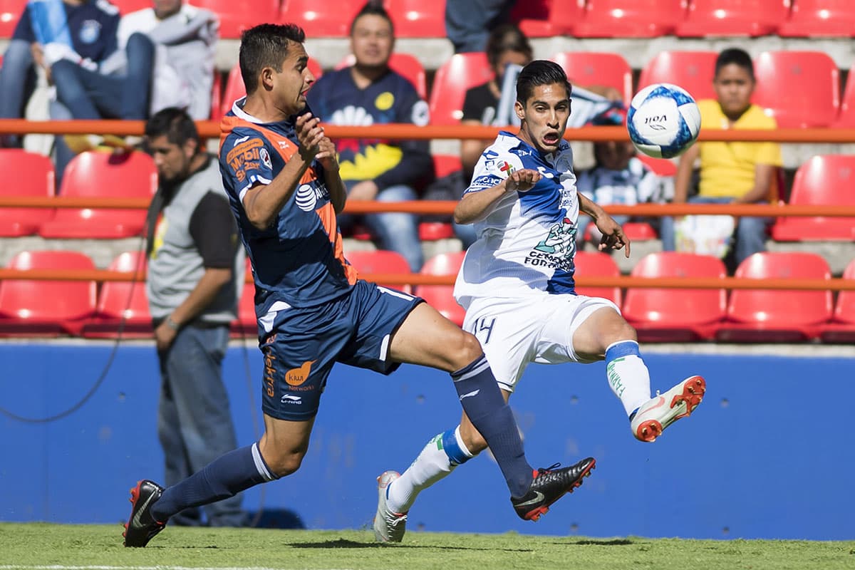 En el ataque fue más el Pachuca, y en la foto intentó un centro Erick Aguirre (derecha).
