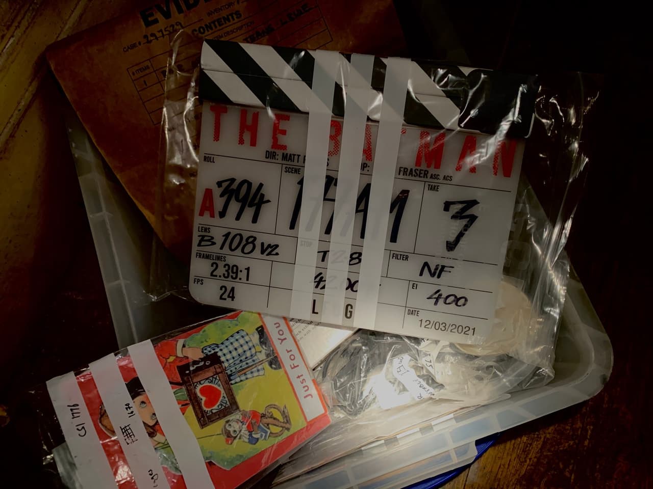 “Último día en el set de ‘The Batman’”, escribió el director de la película, Matt Reeves.